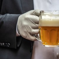 Žedni Česi nazdravljaju povratku na terase pivnica