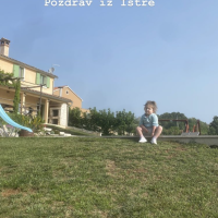 Ella Dvornik u Istri s obitelji