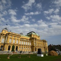 Ispred HNK postavljena izložba sa scenografskim fundusom raznih kazališnih predstava