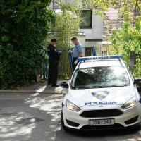 Automobilom probio ogradu i završio na krovu kuće