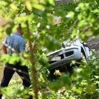 Automobilom probio ogradu i završio na krovu kuće