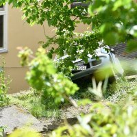 Automobilom probio ogradu i završio na krovu kuće