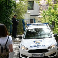 Automobilom probio ogradu i završio na krovu kuće