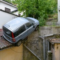 Automobilom probio ogradu i završio na krovu kuće