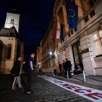 Noćni prosvjed na Markovom trgu zbog Zakona o obnovi Zagreba