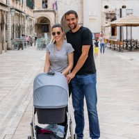 Marin i Kristina Čilić na Stradunu sa sinčićem