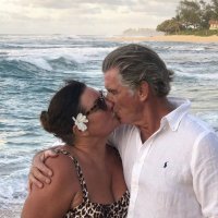 Pierce Brosnan i Keely Shaye Smith
