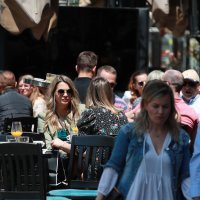 Zagreb: Prepune terase kafića na Cvjetnom trgu