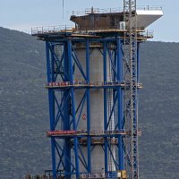 Komarna: Prvi element rasponske konstrukcije postavljen na stup S5 Pelješkog mosta