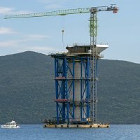 Komarna: Prvi element rasponske konstrukcije postavljen na stup S5 Pelješkog mosta