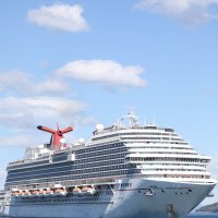 Kruzer Carnival Breeze s Hrvatima usidrio se u Dubrovniku