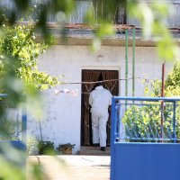 Policija dovodi osumnjičenog za ubojstvo u kuću u Gaćeleze kako bi se rekonstruirao događaj