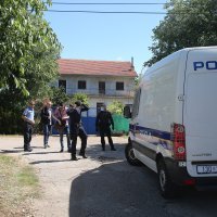 Policija dovodi osumnjičenog za ubojstvo u kuću u Gaćeleze kako bi se rekonstruirao događaj