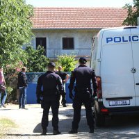 Policija dovodi osumnjičenog za ubojstvo u kuću u Gaćeleze kako bi se rekonstruirao događaj