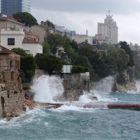 Rijeka: Veliki valovi udaraju u obalu na Pećinama