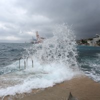 Rijeka: Veliki valovi udaraju u obalu na Pećinama