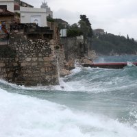Rijeka: Veliki valovi udaraju u obalu na Pećinama