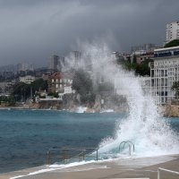 Rijeka: Veliki valovi udaraju u obalu na Pećinama