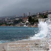 Rijeka: Veliki valovi udaraju u obalu na Pećinama