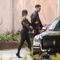 Kylie Jenner u društvu nepoznatog muškarca