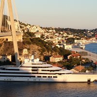 Potpuno nova Lurssenova superjahta uplovila u Luku Gruž