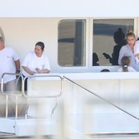 Petra Ecclestone s bebom u naručju na jahti