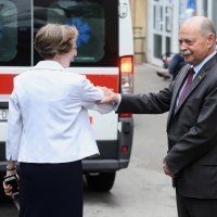Željko Plazonić želio se rukovati s Alemkom Markotić no dobio je samo njen lakat
