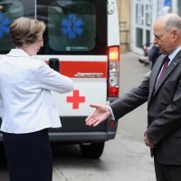 Željko Plazonić želio se rukovati s Alemkom Markotić no dobio je samo njen lakat