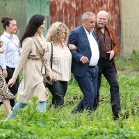 Milan Bandić teturao, suradnici ga pridržavali