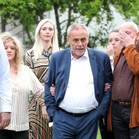 Milan Bandić teturao, suradnici ga pridržavali