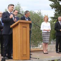 Šibenik: Premijer Plenković položio vijenac povodom 28. obljetnice oslobođenja Miljevačkog platoa