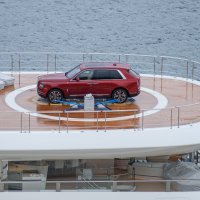 Dubrovnik: Jahta Lady S usidrena u Gruškoj luci s automobilom Rols Royce na heliodromu