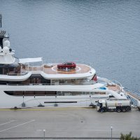 Dubrovnik: Jahta Lady S usidrena u Gruškoj luci s automobilom Rols Royce na heliodromu