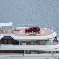 Dubrovnik: Jahta Lady S usidrena u Gruškoj luci s automobilom Rols Royce na heliodromu