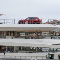 Dubrovnik: Jahta Lady S usidrena u Gruškoj luci s automobilom Rols Royce na heliodromu