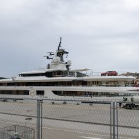 Dubrovnik: Jahta Lady S usidrena u Gruškoj luci s automobilom Rols Royce na heliodromu