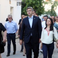 Karlovac: Andrej Plenković na distanci od svojih suradnika tijekom otvorenja Zvjezdanog ljeta