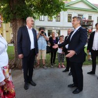 Karlovac: Andrej Plenković na distanci od svojih suradnika tijekom otvorenja Zvjezdanog ljeta