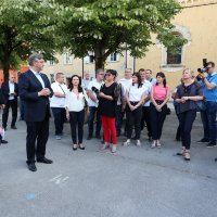 Karlovac: Andrej Plenković na distanci od svojih suradnika tijekom otvorenja Zvjezdanog ljeta