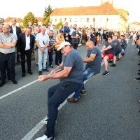 Karlovac: Andrej Plenković na distanci od svojih suradnika tijekom otvorenja Zvjezdanog ljeta