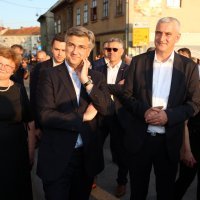 Karlovac: Andrej Plenković na distanci od svojih suradnika tijekom otvorenja Zvjezdanog ljeta