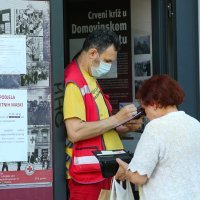 Zagreb: Podjela maski u Crvenom križu