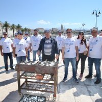 Kerum Splićanima dijelio srdele i majice s natpisom