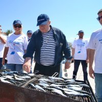 Kerum Splićanima dijelio srdele i majice s natpisom