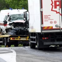 U sudaru kamiona i sanitetskog vozila poginule dvije osobe