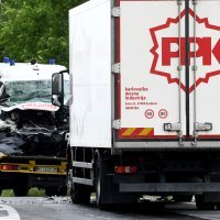 U sudaru kamiona i sanitetskog vozila poginule dvije osobe