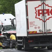 U sudaru kamiona i sanitetskog vozila poginule dvije osobe