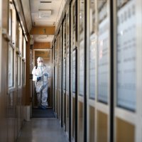 Dezinfekcija vlaka nakon dolaska čeških turista iz Praga
