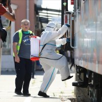 Dezinfekcija vlaka nakon dolaska čeških turista iz Praga