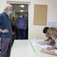 Gužva na otvorenju birališta u Mostaru za Parlamentarne izbore u Republici Hrvatskoj